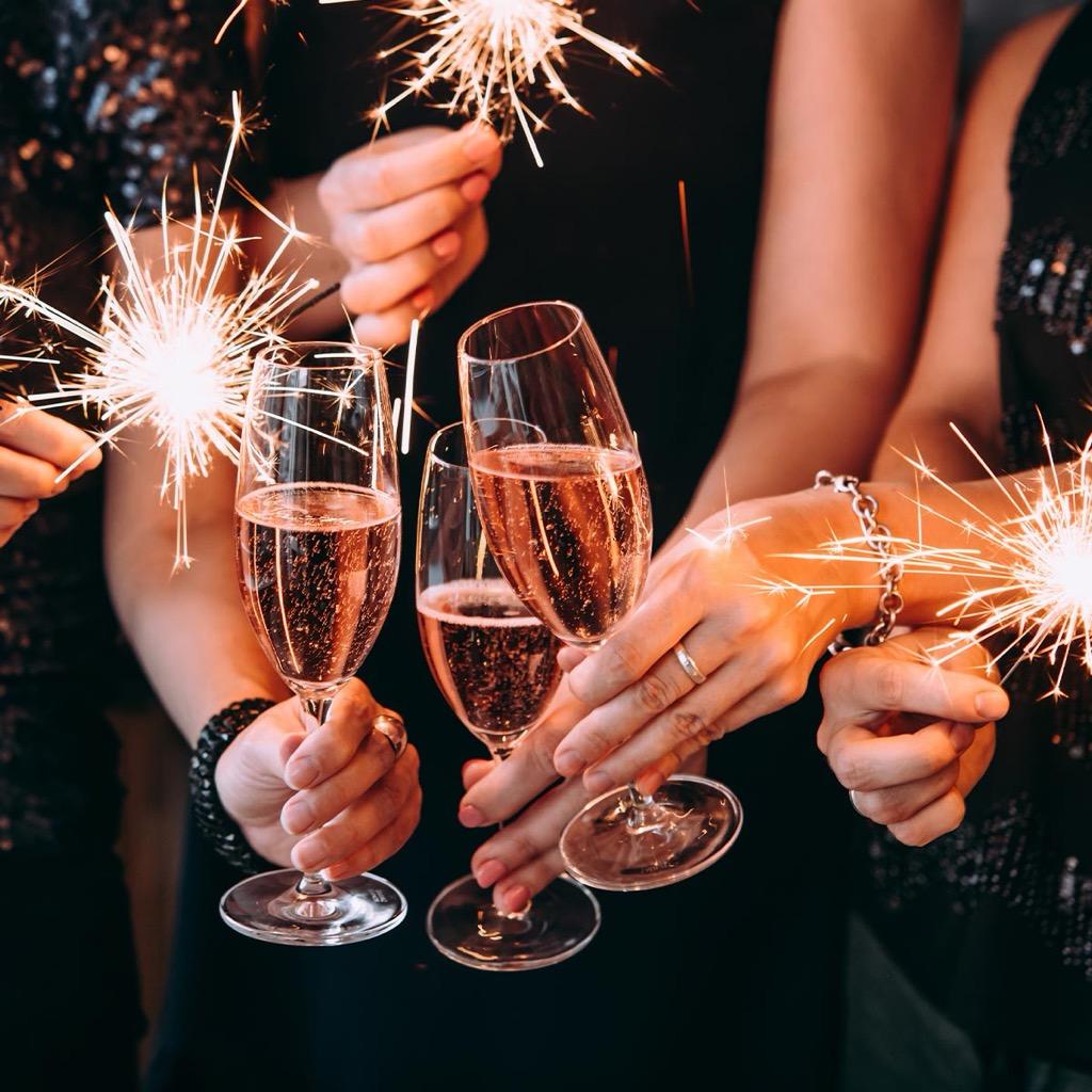 Anstoßen mit Sekt und Wunderkerzen
