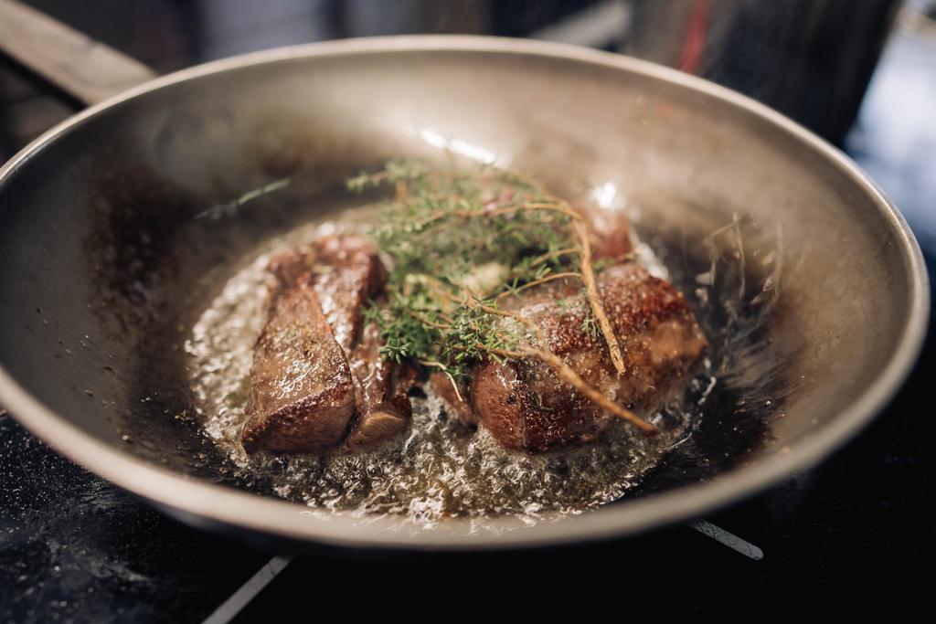Fleisch mit frischem Thymian, in der Pfanne gebraten