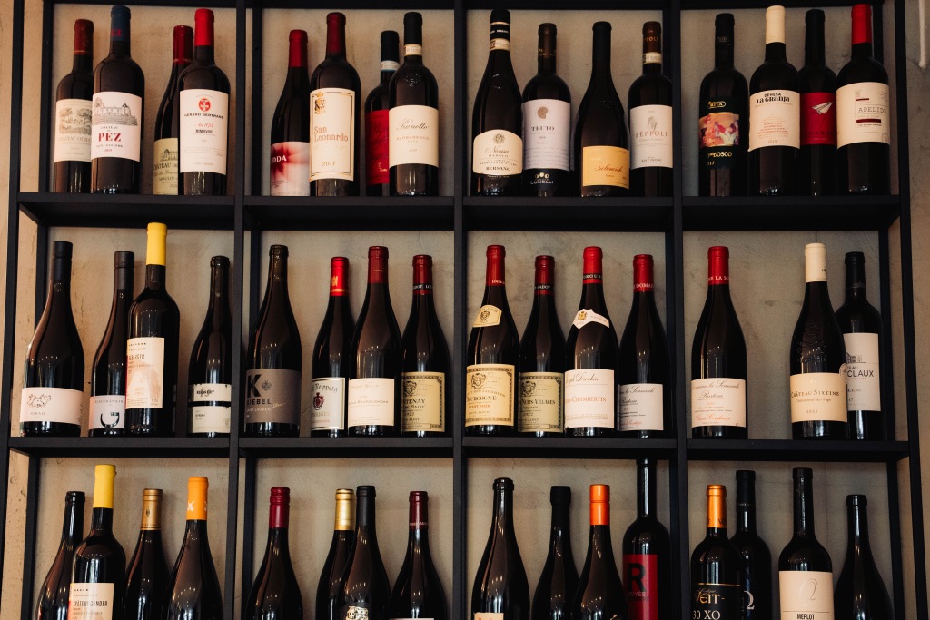 Weinregal mit ausgewählten Flaschen
